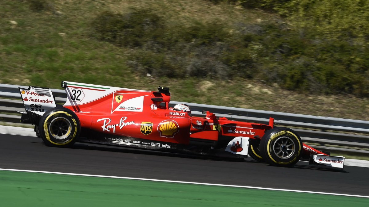 Charles Leclerc testuje první den vůz Ferrari SF70H v Maďarsku