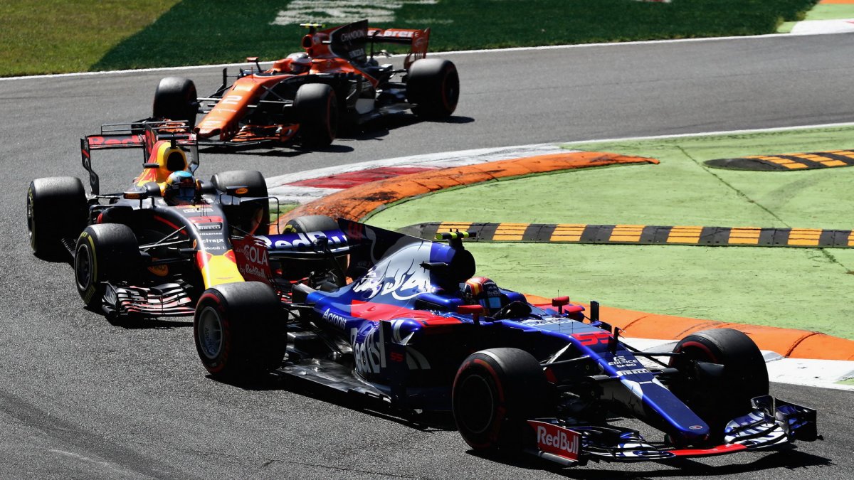 Carlos Sainz, Daniel Ricciardo a Stoffel Vandoorne v závodě v Itálii