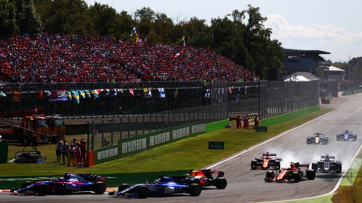 Carlos Sainz a Marcus Ericsson v závodě v Itálii
