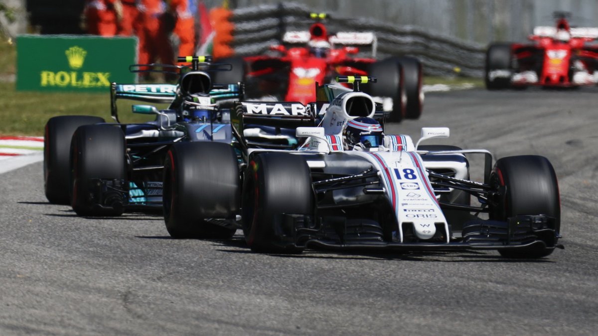 Lance Stroll a Valtteri Bottas v závodě v Itálii