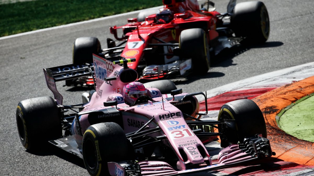 Esteban Ocon a Kimi Räikkönen v závodě v Itálii