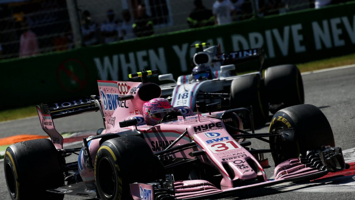 Esteban Ocon a Lance Stroll v závodě v Itálii