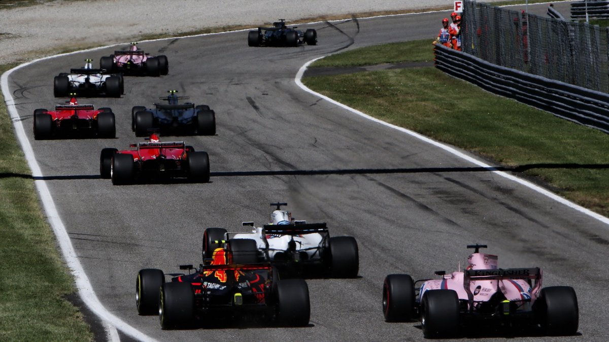 Sergio Pérez a Max Verstappen po startu závodu v Itálii