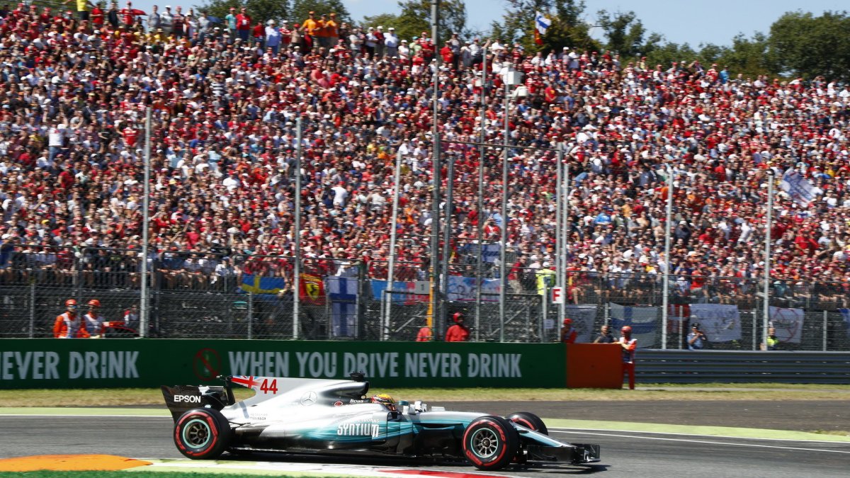 Lewis Hamilton v závodě v Itálii