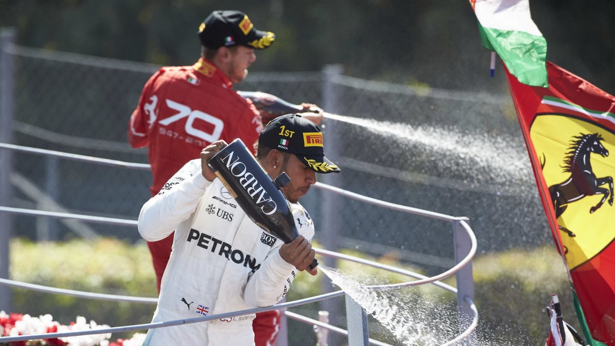 Lewis Hamilton a Sebastian Vettel na pódiu po závodě v Itálii