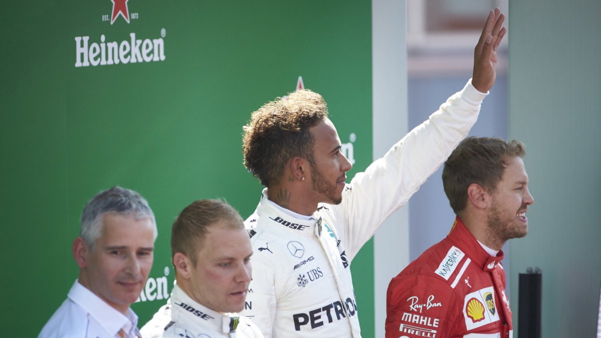 Nejlepší jezdci na pódiu po závodě v Itálii