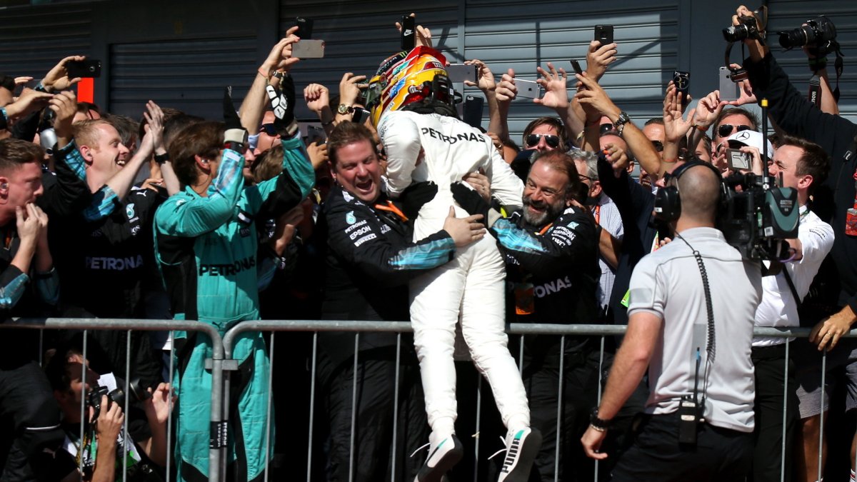 Lewis Hamilton se raduje s vítězství po závodě v Itálii