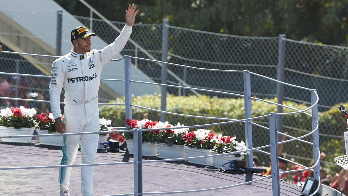 Lewis Hamilton na pódiu po závodě v Itálii