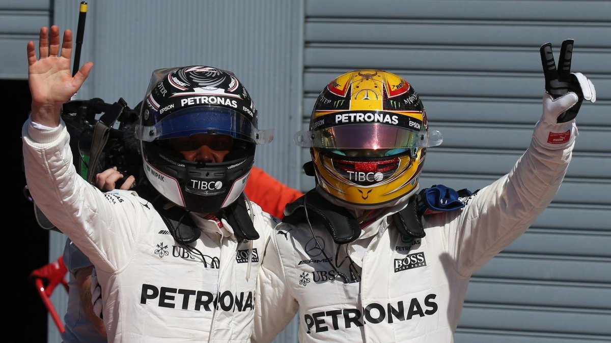 Lewis Hamilton a Valtteri Bottas po závodě v Itálii