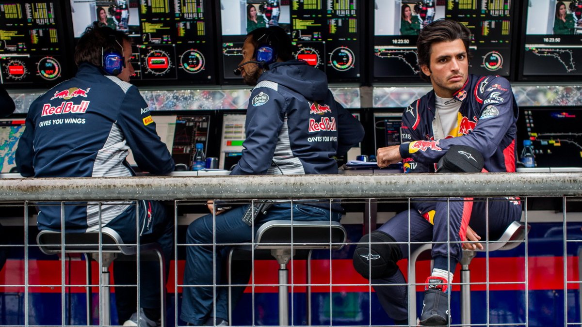 Carlos Sainz čeká na pitwall pokračování kvalifikace v Itálii