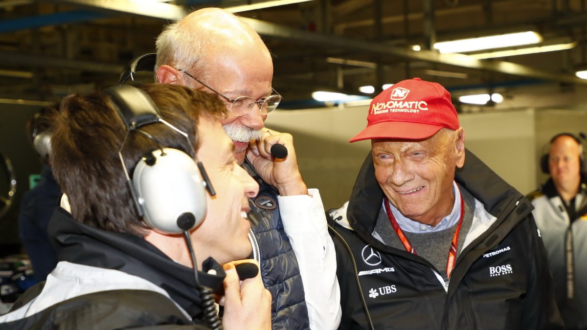 Tým Mercedes se raduje s pole position Lewise Hamilton po kvalifikaci v Itálii