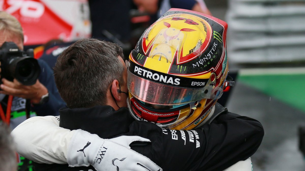 Lewis Hamilton se raduje s pole position p deštivé kvalifikaci v Itálii