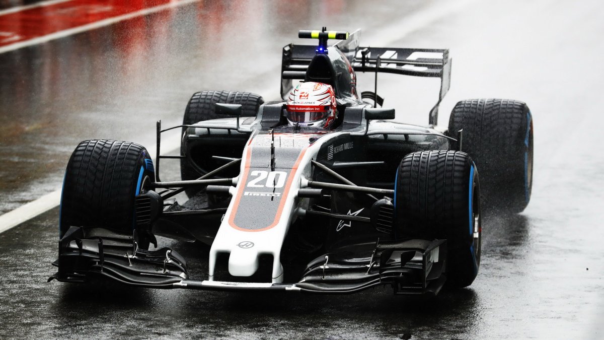 Kevin Magnussen za deštivé kvalifikace v Itálii