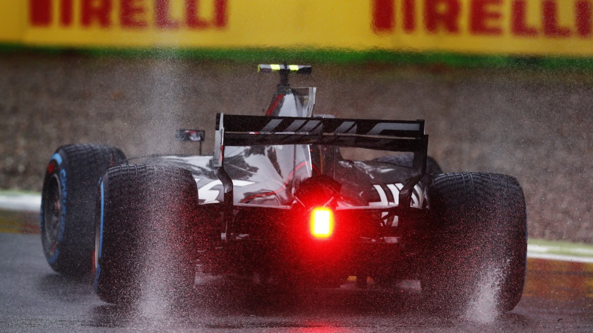 Kevin Magnussen za deštivé kvalifikace v Itálii