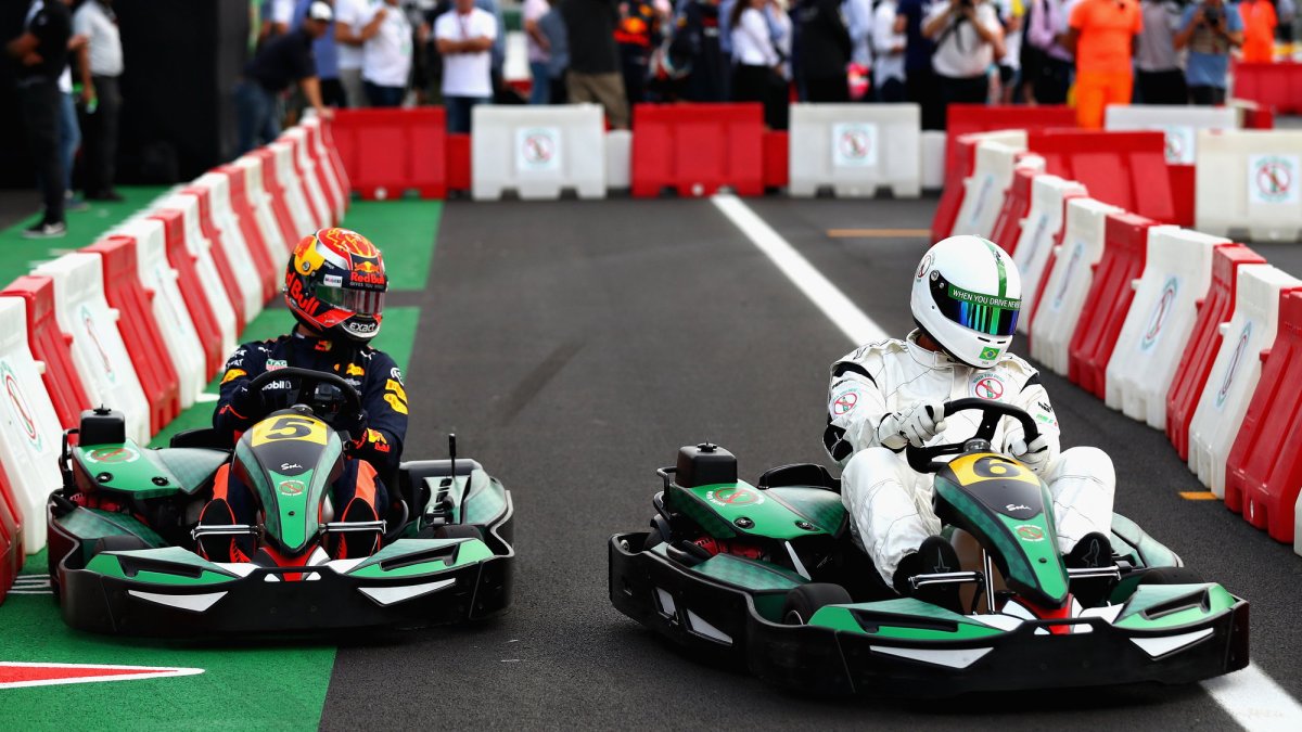 Daniel Ricciardo s motokárou v Itálii