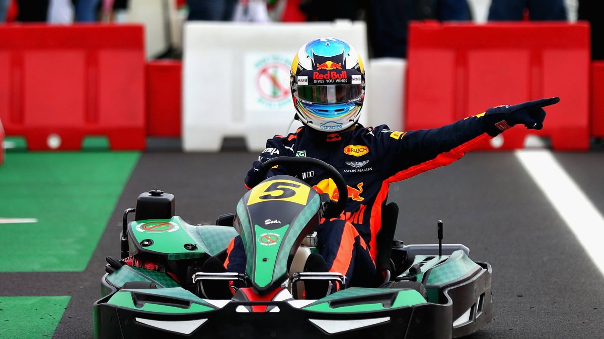 Daniel Ricciardo s motokárou v Itálii