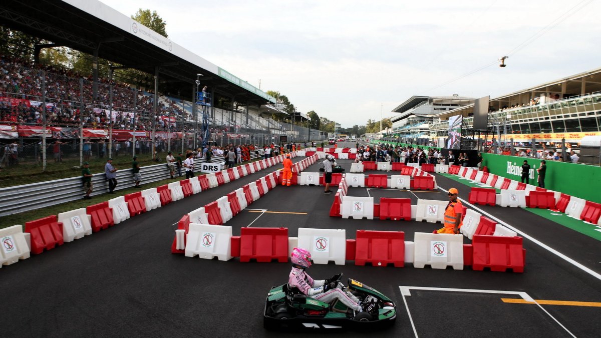 Esteban Ocon s motokárou na trati na Monze v Itálii