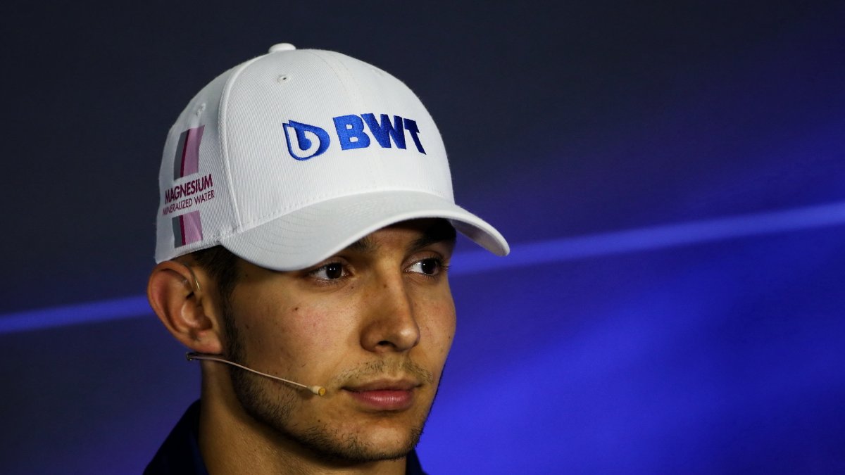 Esteban Ocon na tiskovce v Itálii