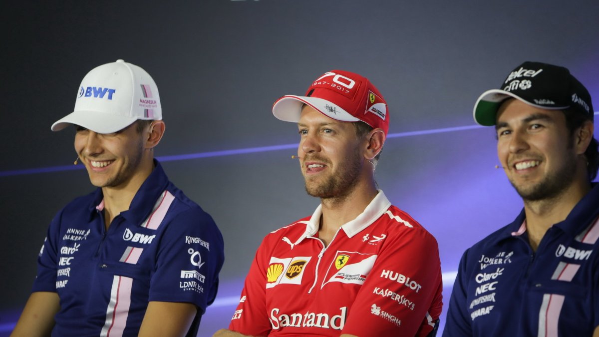 Esteban Ocon, Sebastian Vettel a Sergio Pérez na tiskovce v Itálii