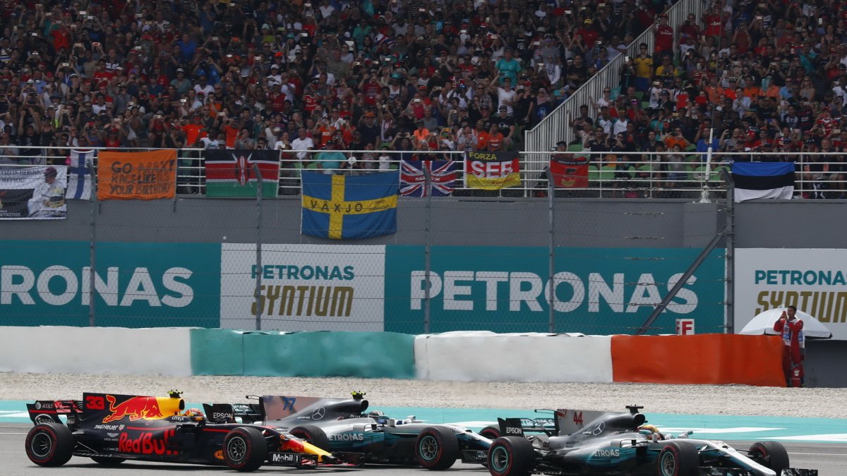 Lewis Hamilton, Max Verstappen a Valtteri Bottas v závodě v Malajsii