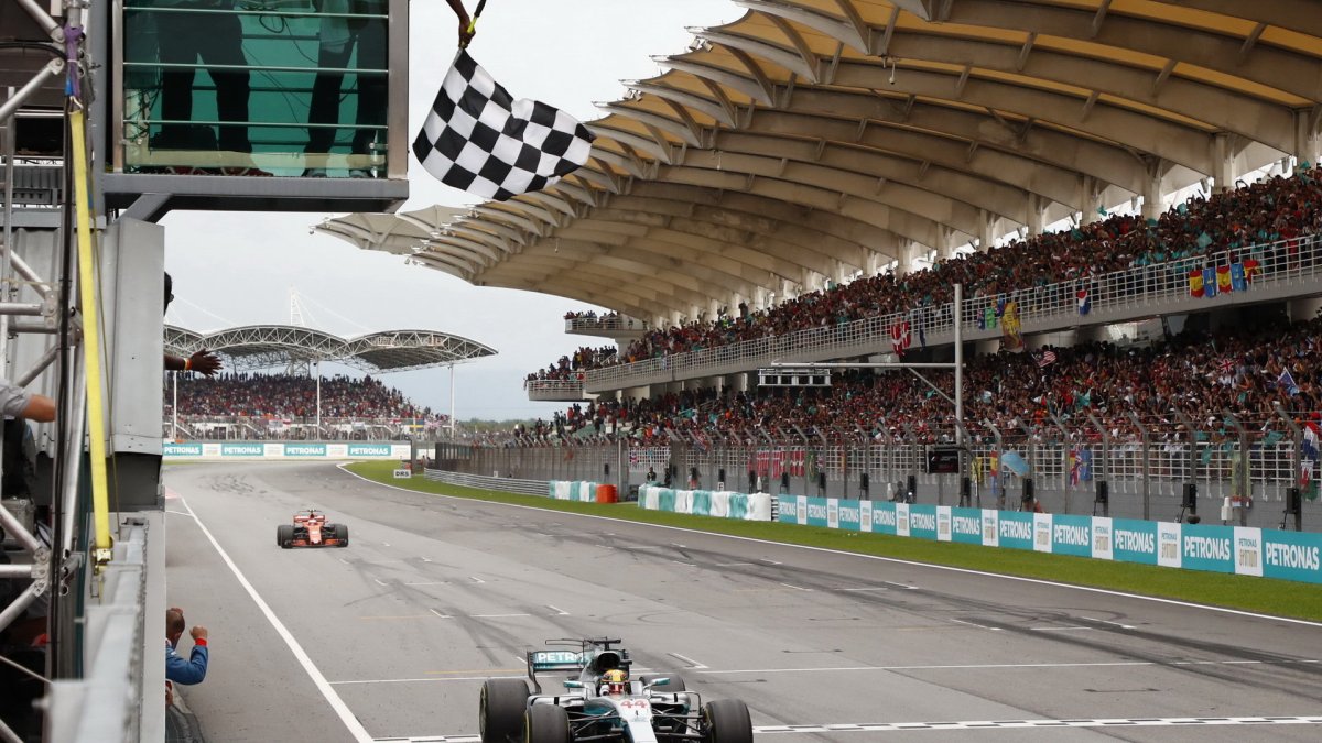 Lewis Hamilton v cíli závodu v Malajsii
