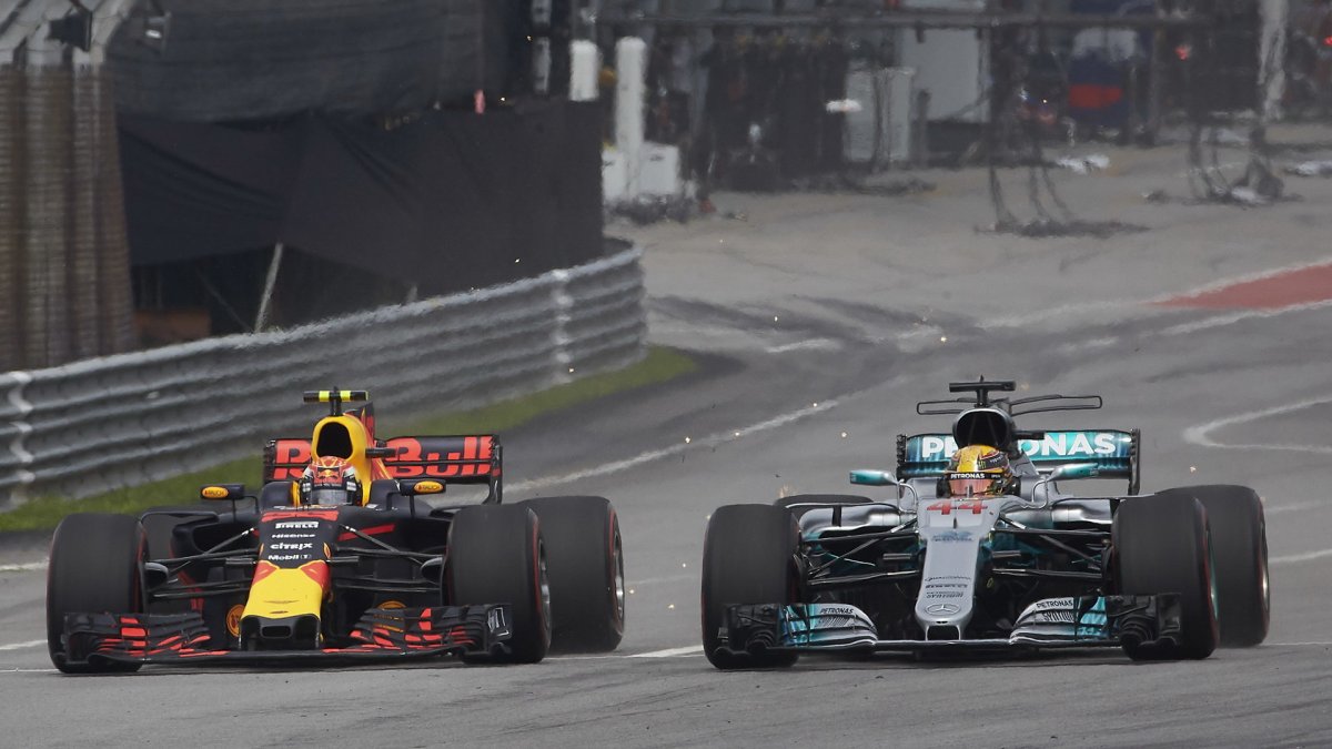 Max Verstappen předjíždí Lewise Hamiltona v závodě v Malajsii