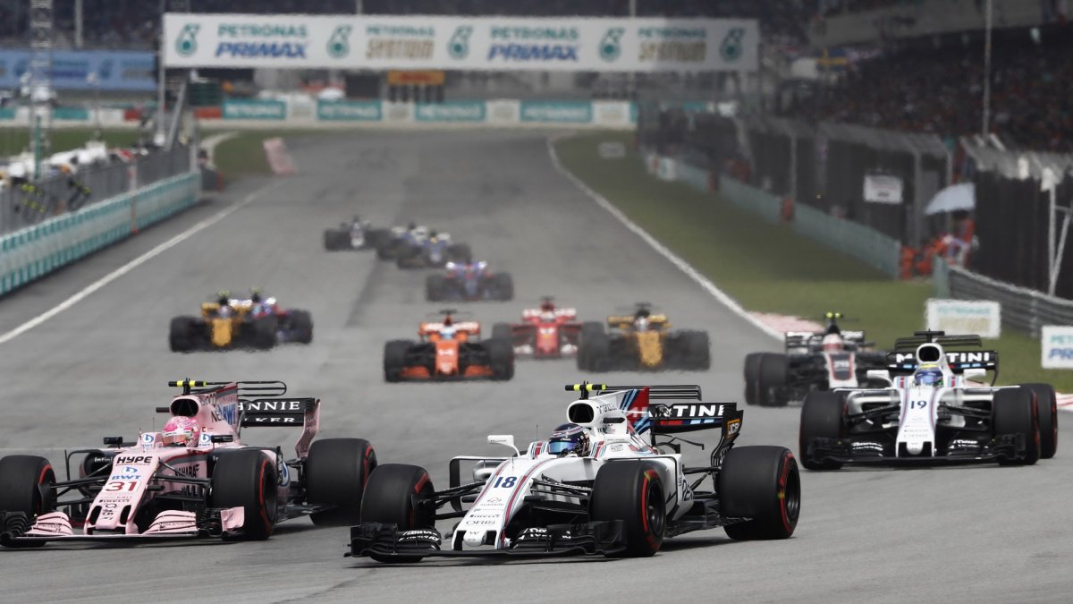 Estaban Ocon, Felipe Massa a Lance Stroll v závodě v Malajsii