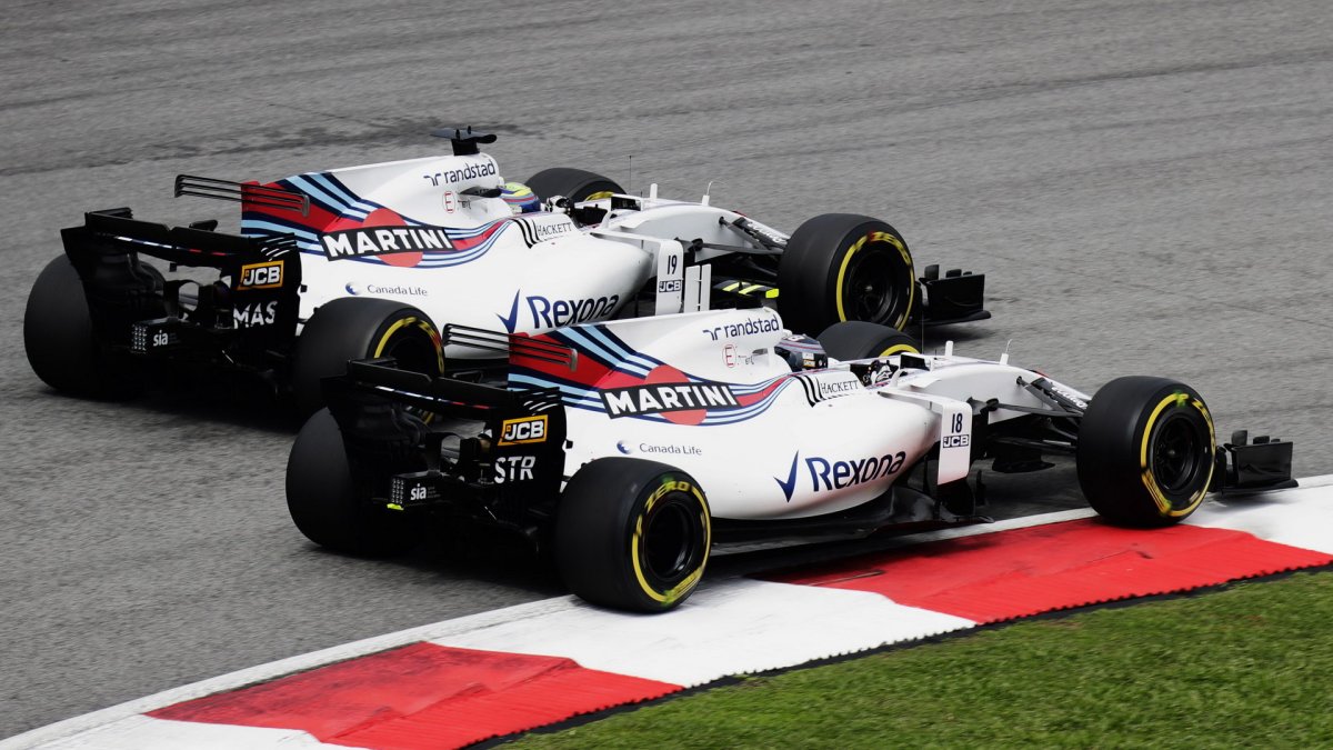 Felipe Massa a Lance Stroll se předjíždějí v závodě v Malajsii