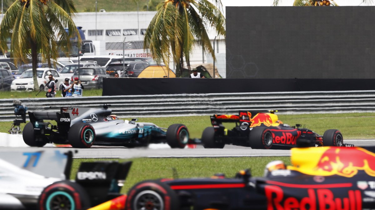 Max Verstappen a Lewis Hamilton v závodě v Malajsii