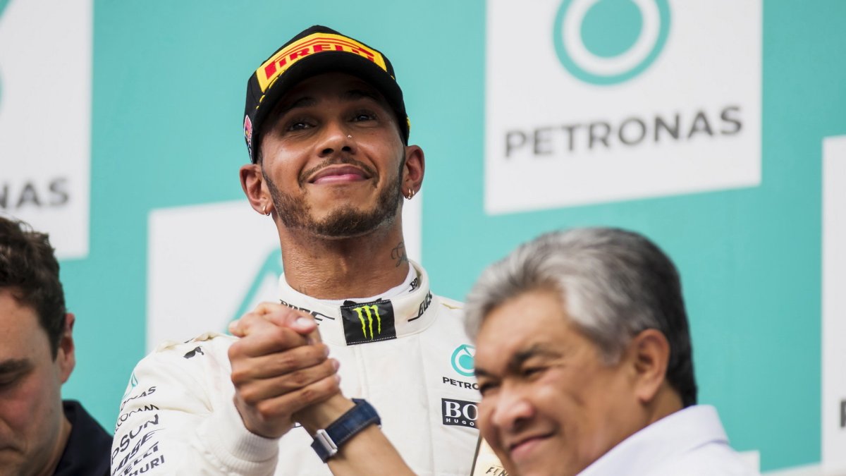 Lewis Hamilton na pódiu po závodě v Malajsii