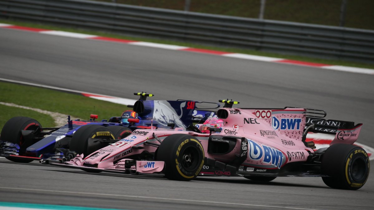Esteban Ocon a Carlos Sainz v závodě v Malajsii