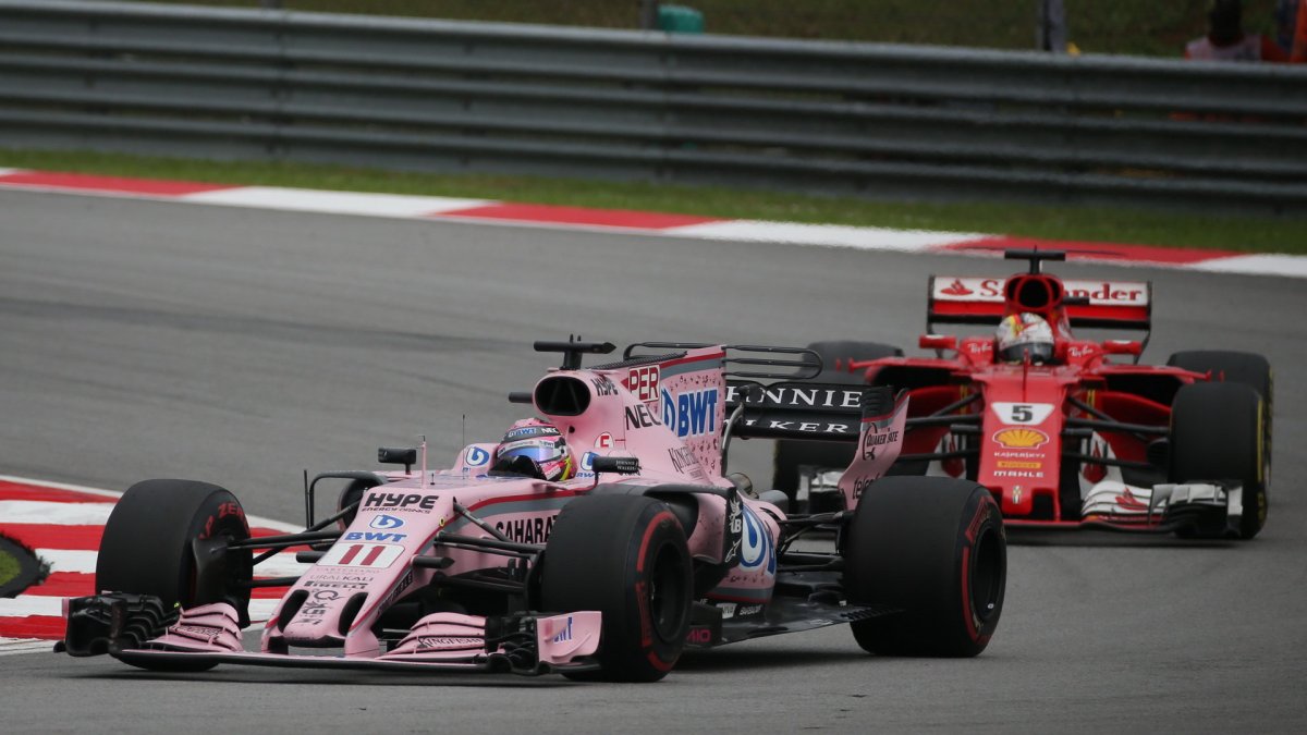 Sergio Pérez a Sebastian Vettel v závodě v Malajsii