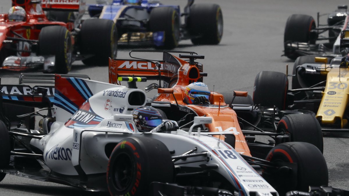 Lance Stroll a Felipe Massa po startu závodu v Malajsii