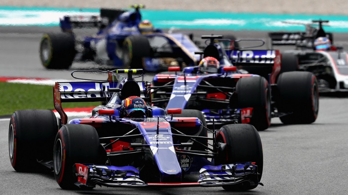 Carlos Sainz a Pierre Gasly v závodě v Malajsii