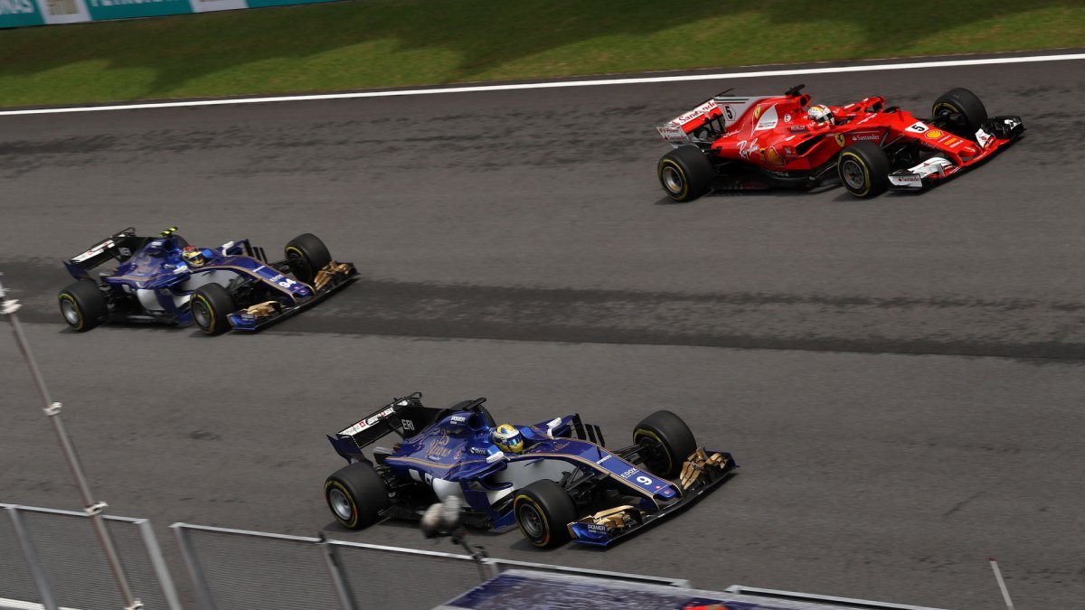 Pascal Wehrlein, Marcus Ericsson a Sebastian Vettel v závodě v Malajsii