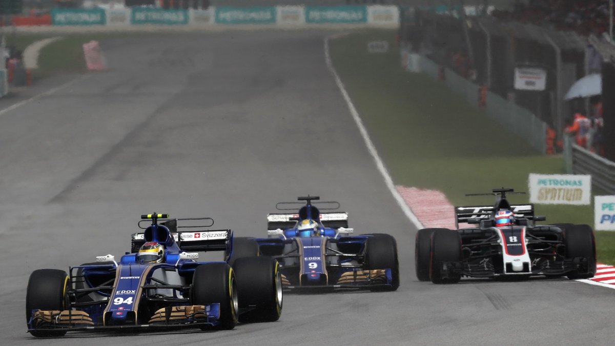 Pascal Wehrlein, Marcus Ericsson a Romain Grosjean v závodě v Malajsii