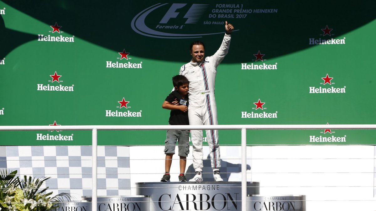 Felipe Massa se šel rozloučit s fanoušky na pódium po závodě v Brazílii