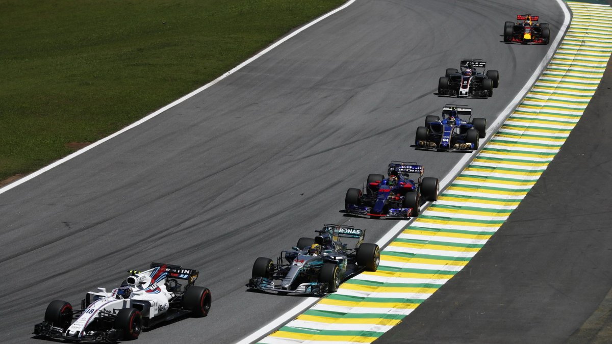 Lance Stroll a Lewis Hamilton v závodě v Brazílii