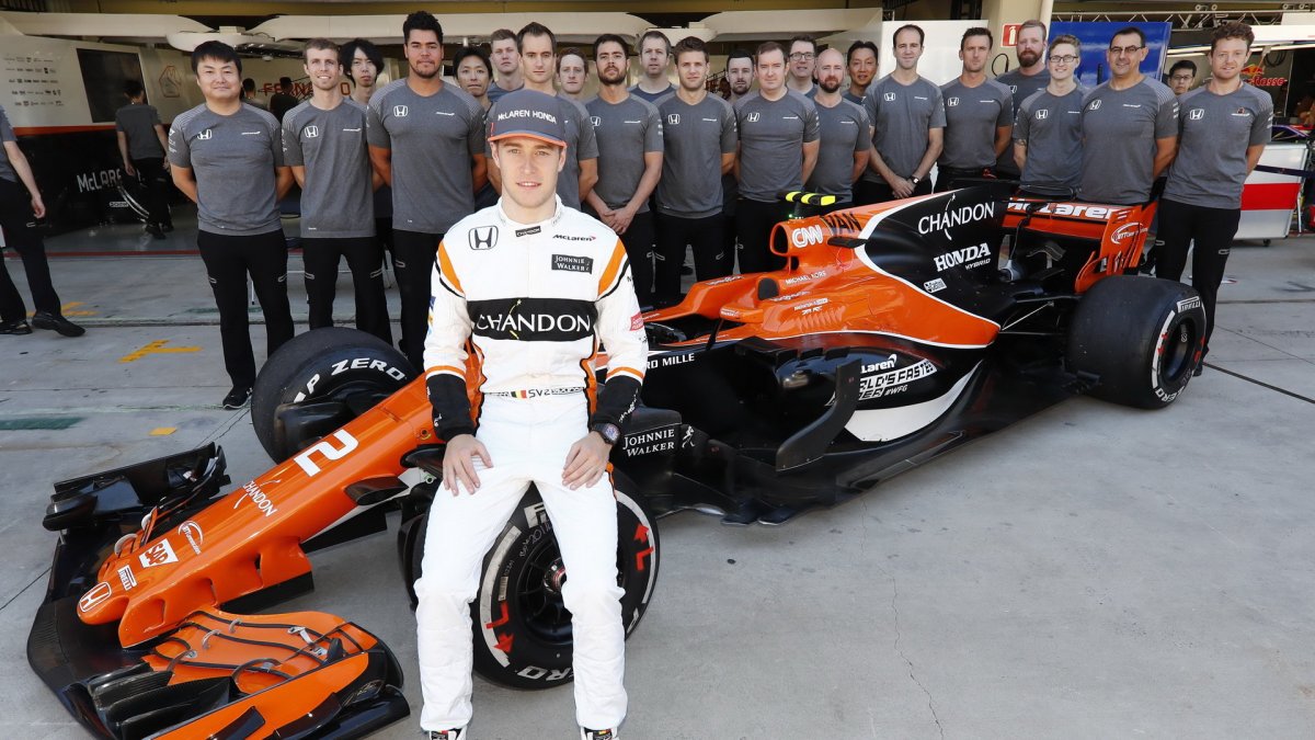 Stoffel Vandoorne se svými mechaniky v Brazílii