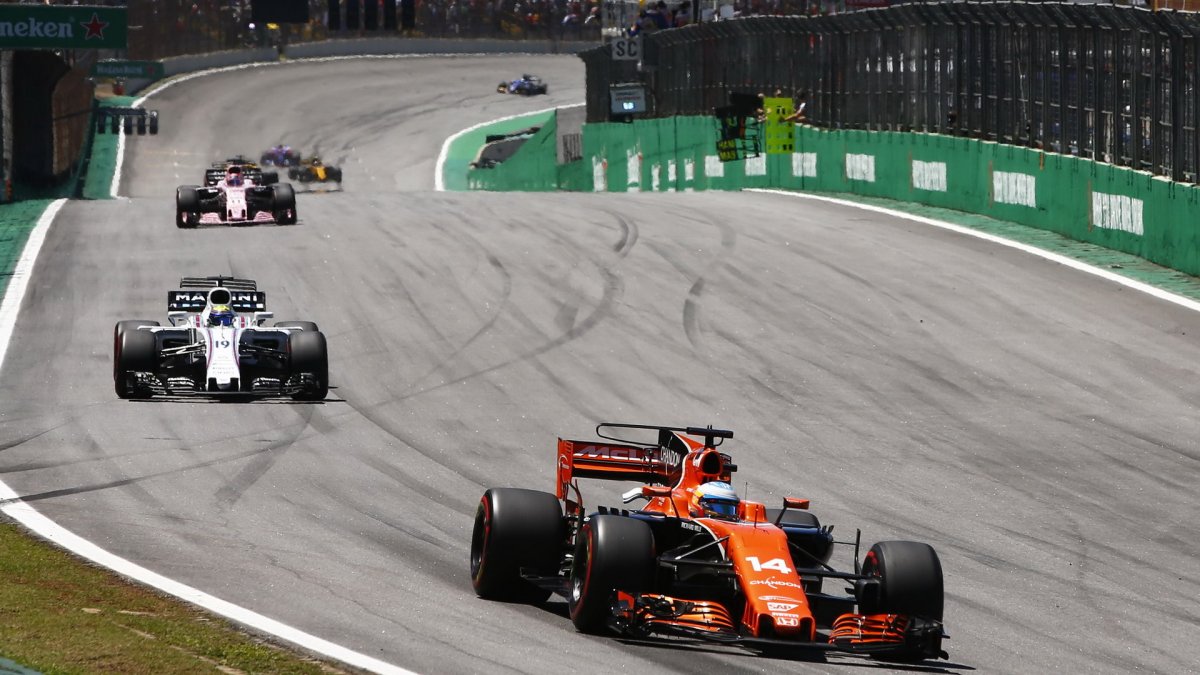 Fernando Alonso v závodě v Brazílii