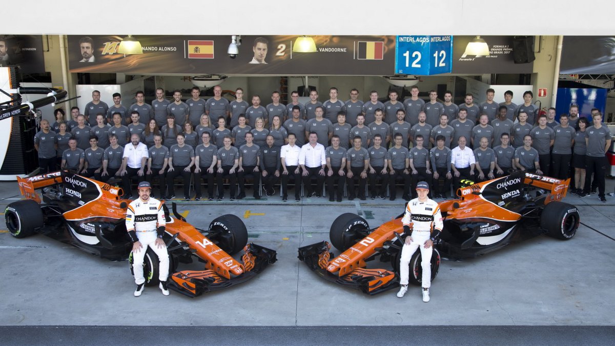 Hromadná fotografie týmu McLaren v Brazílii