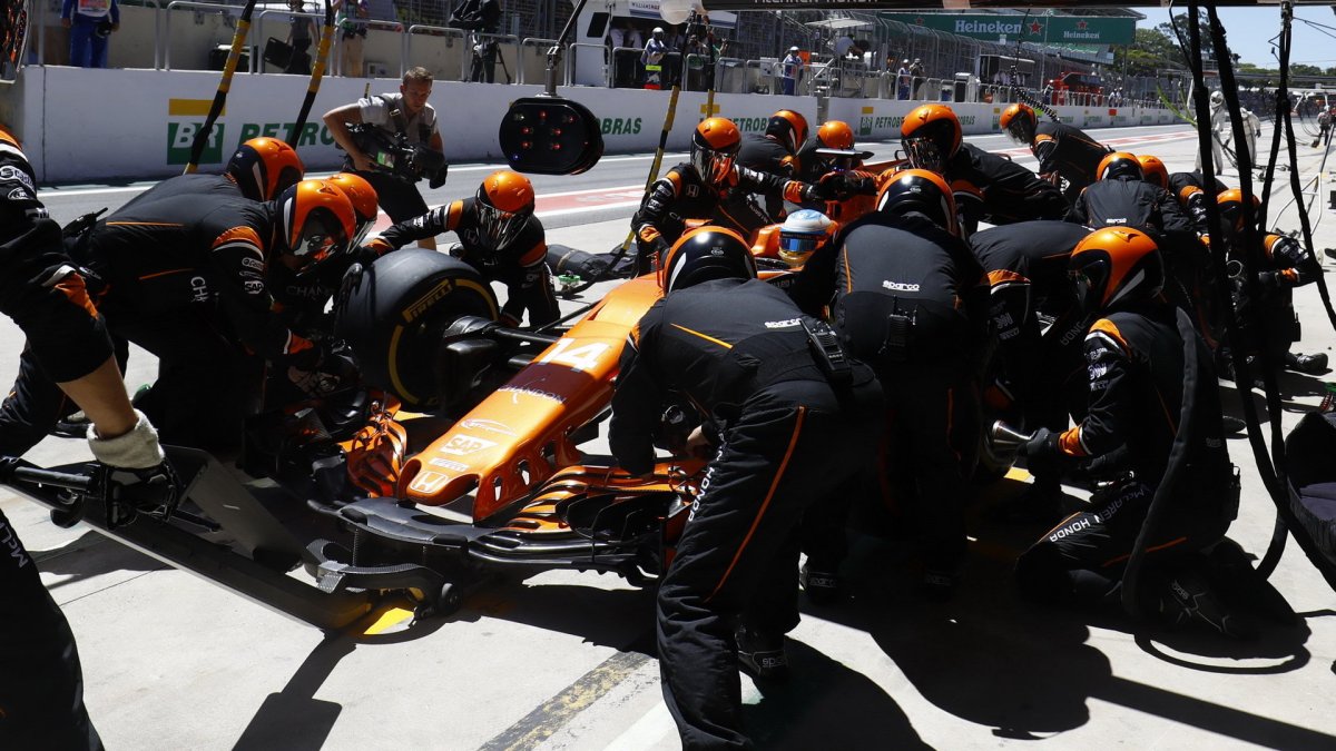 Fernando Alonso v závodě v Brazílii