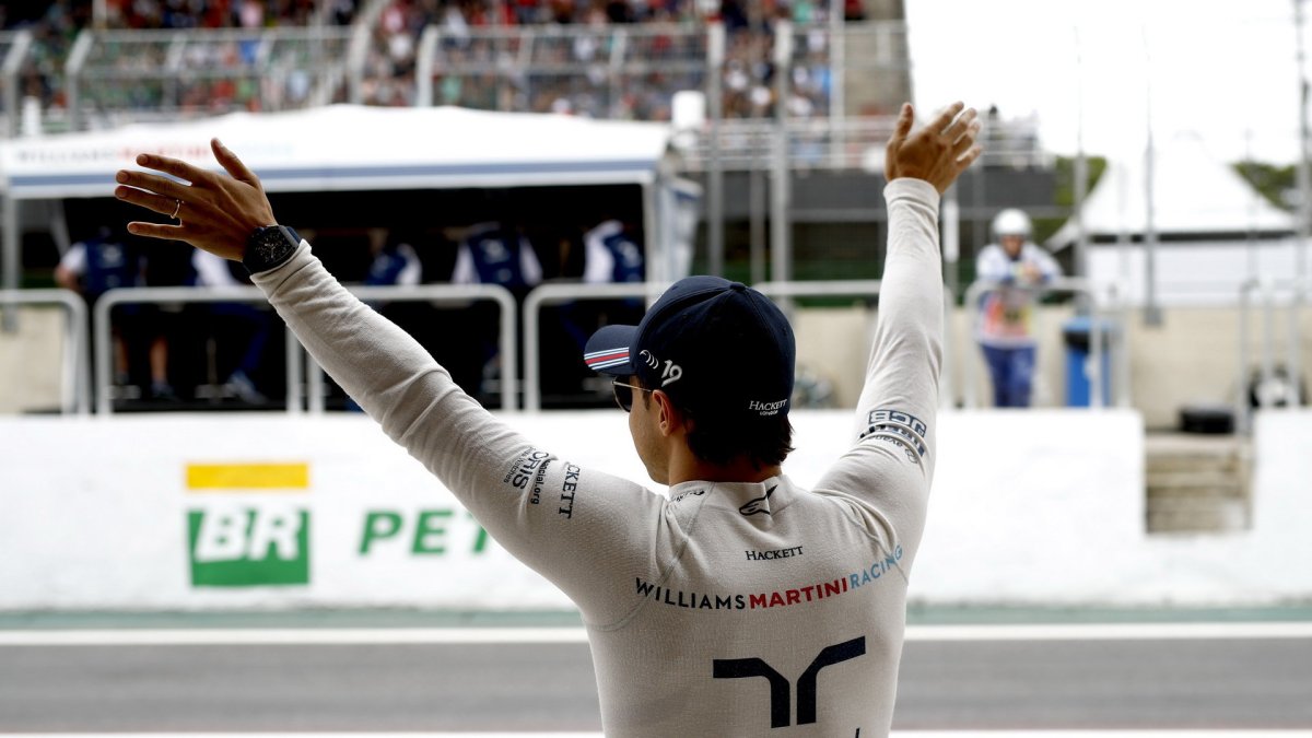 Felipe Massa zdraví své fanoušky v kvalifikaci v Brazílii