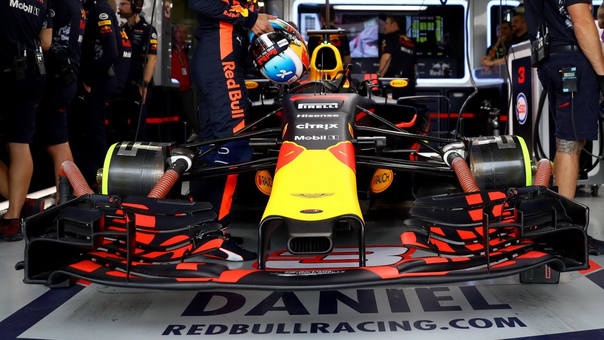 Přední křídlo vozu Red Bull RB13 - Renault v kvalifikaci v Brazílii