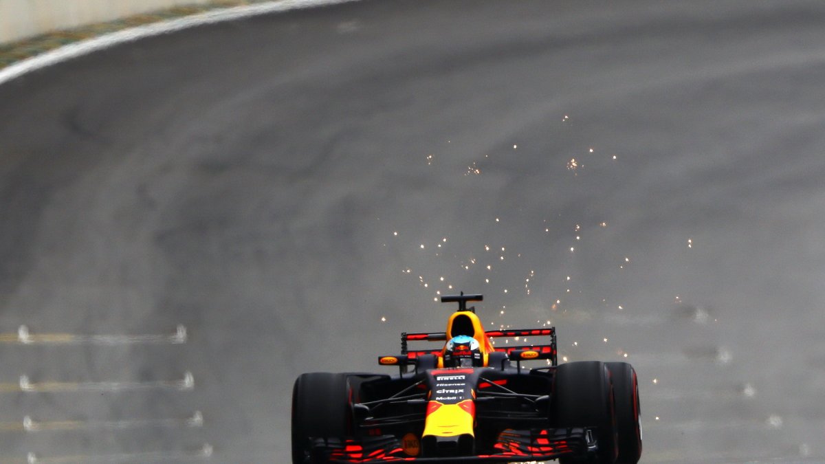 Daniel Ricciardo jiskří za použítí DRS v kvalifikaci v Brazílii
