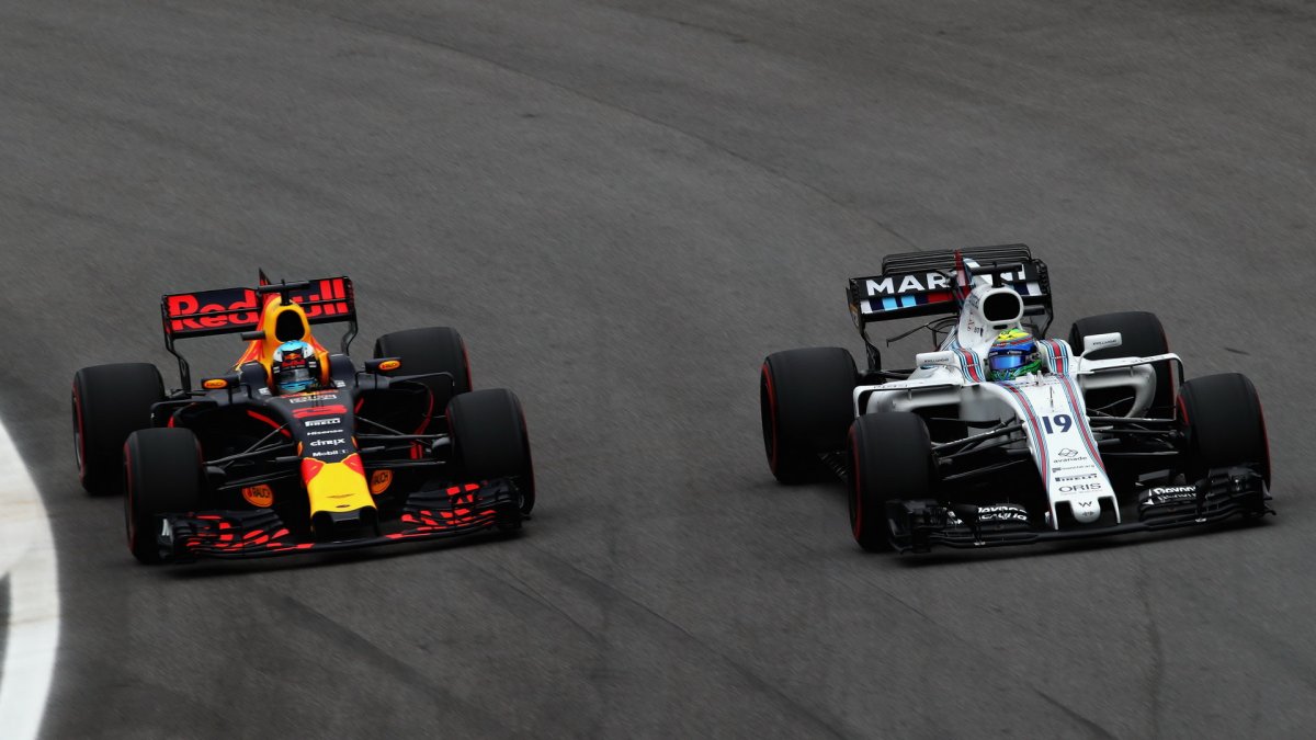 Daniel Ricciardo předjíždí Felipeho Massu v kvalifikaci v Brazílii