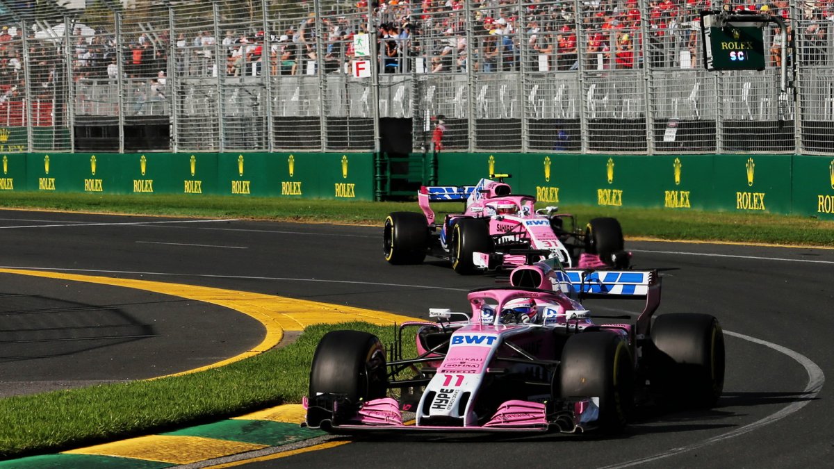 Sergio Pérez a Esteban Ocon v závodě v Melbourne v Austrálii
