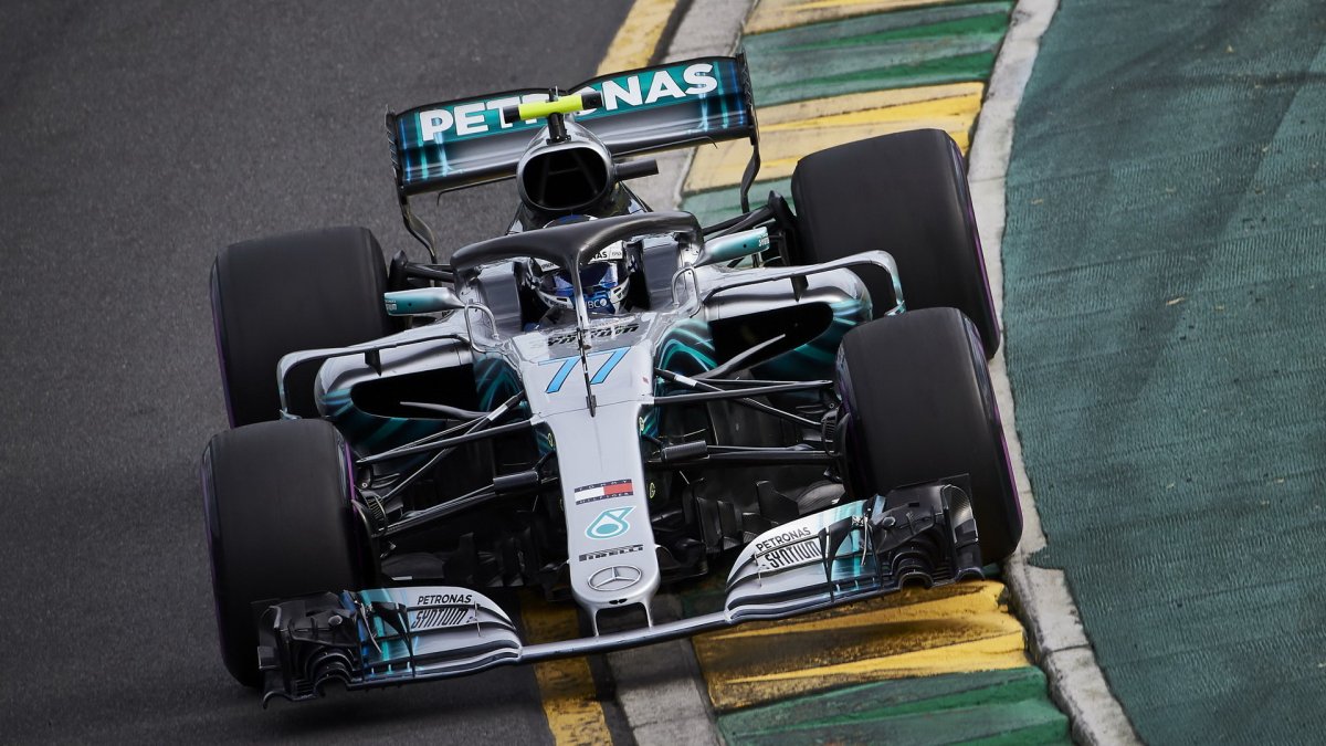 Valtteri Bottas v závodě v Melbourne v Austrálii