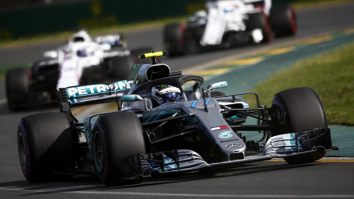Valtteri Bottas v závodě v Melbourne v Austrálii