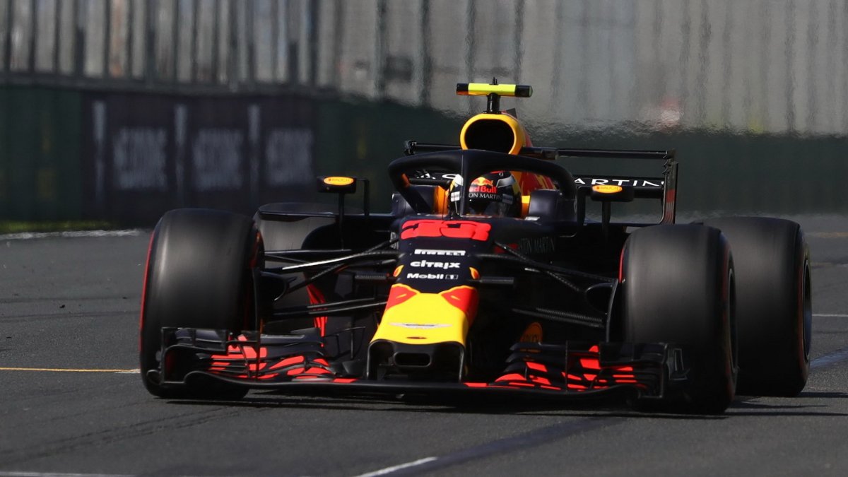 Max Verstappen při použití DRS při pátečním tréninku v Melbourne v Austrálii